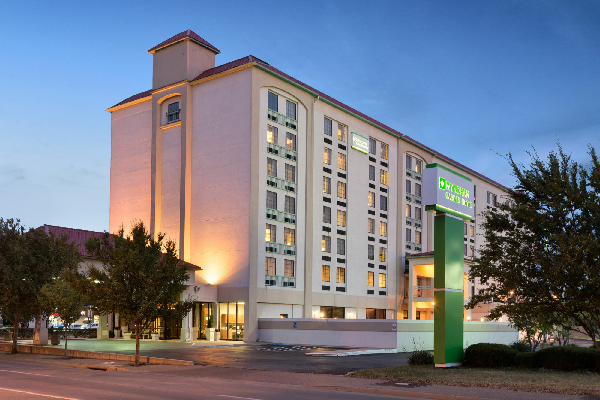 Hotel Wyndham Garden Wichita Downtown Exterior foto